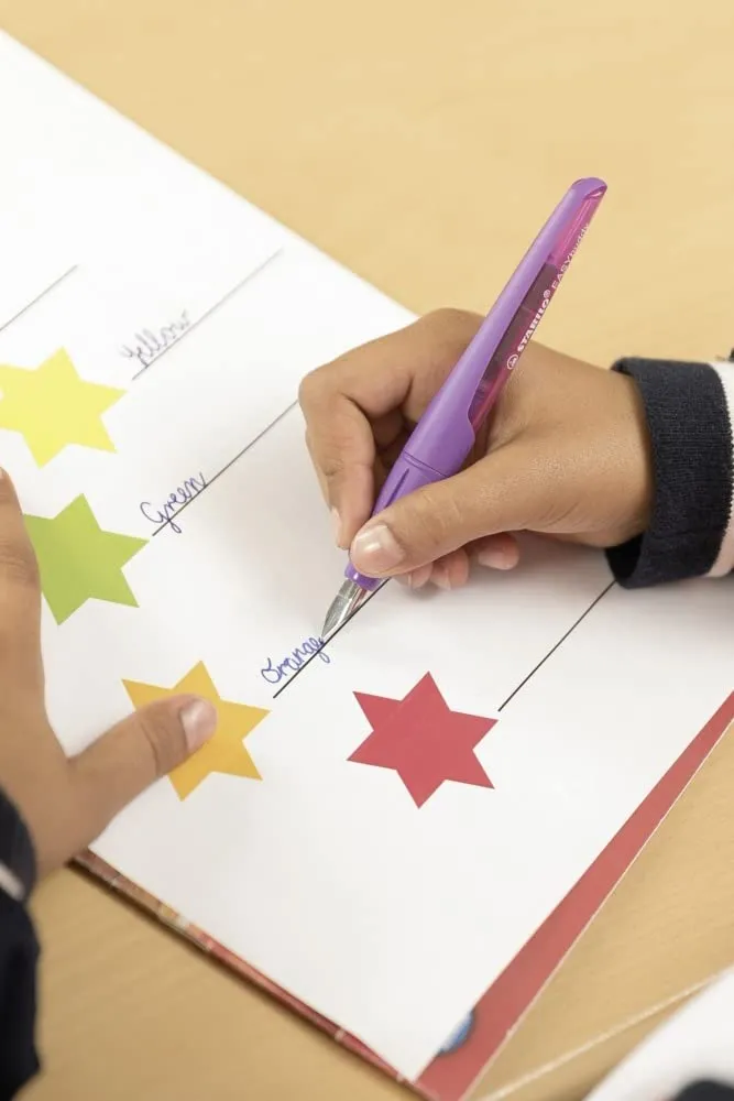 STABILO EASYbuddy - School Fountain Pen For Beginners, With Erasable Blue Ink And Adapted Nib - Purple/Magenta